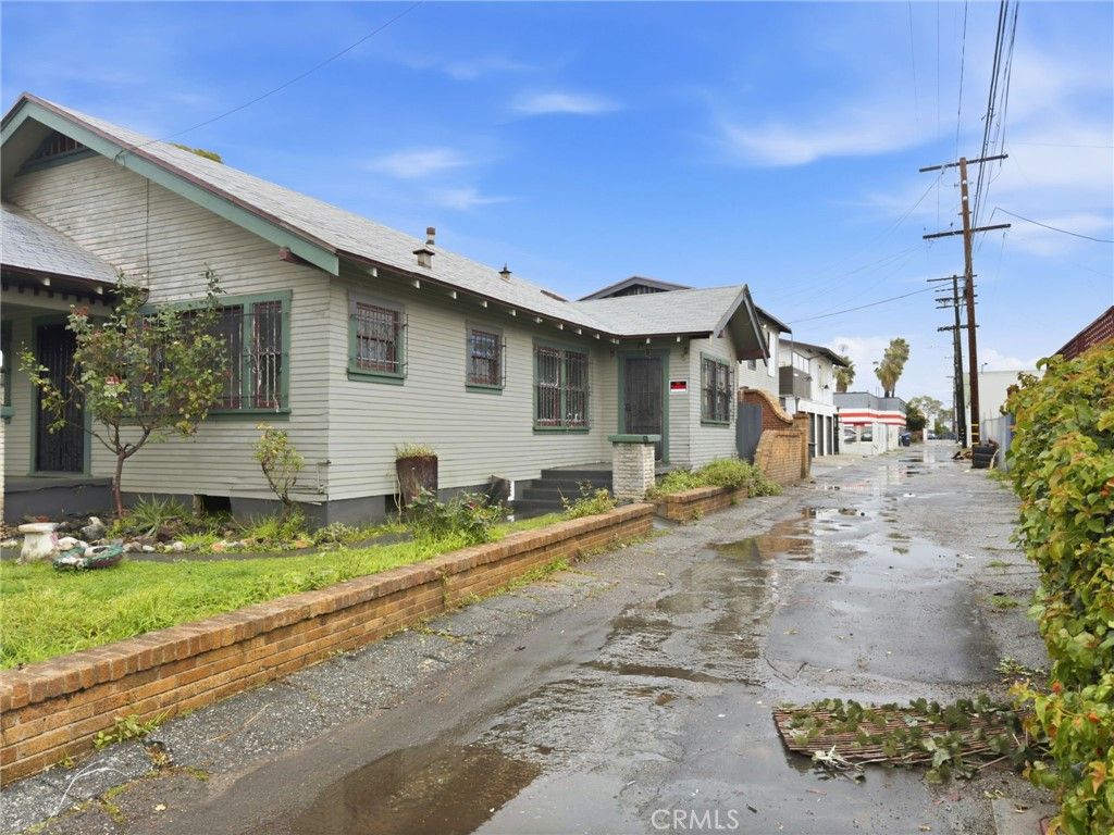 Image 4 of property listing at 225 W 12th, Long Beach, CA 90813