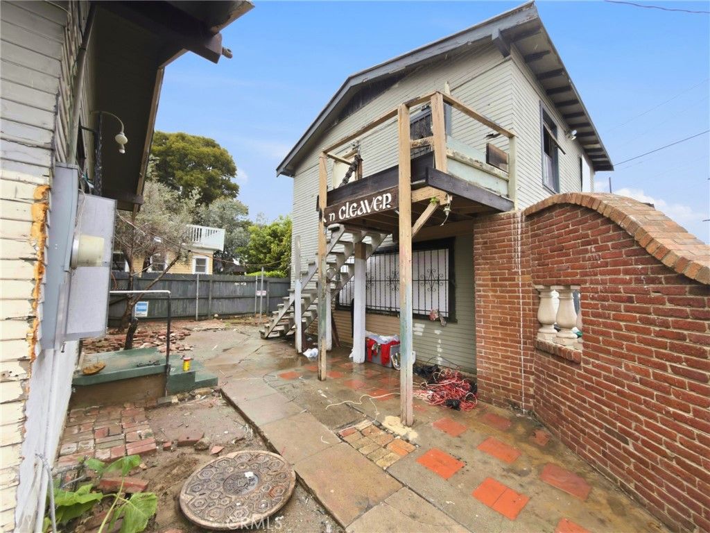 Image 6 of property listing at 225 W 12th, Long Beach, CA 90813