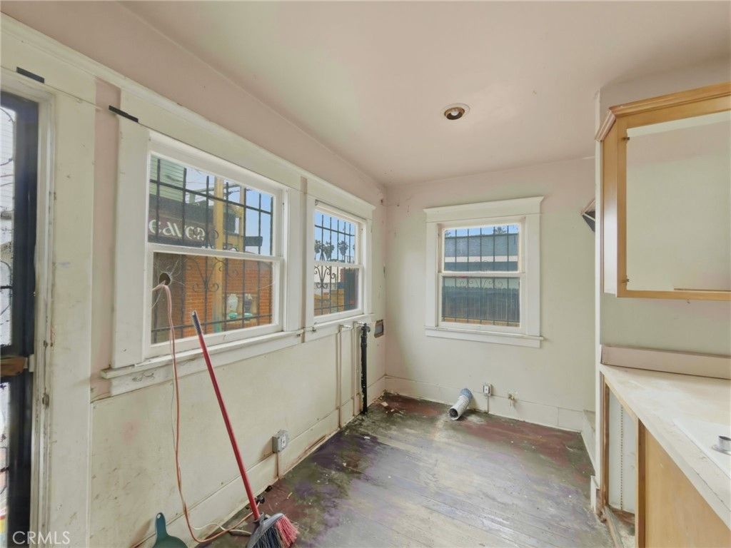 Image 7 of property listing at 225 W 12th, Long Beach, CA 90813