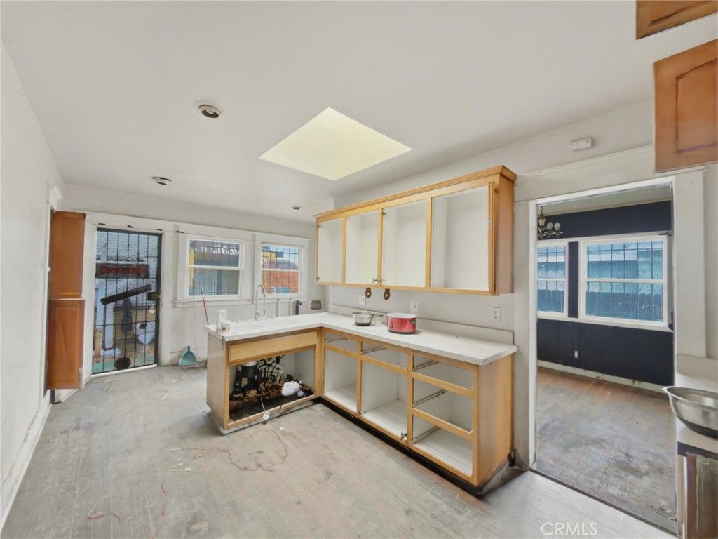 Image 8 of property listing at 225 W 12th, Long Beach, CA 90813