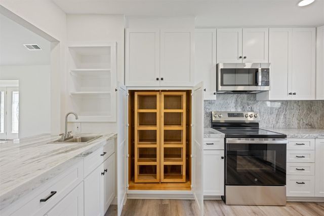 284 Mossy Meadow Drive, West Columbia, TX 77486