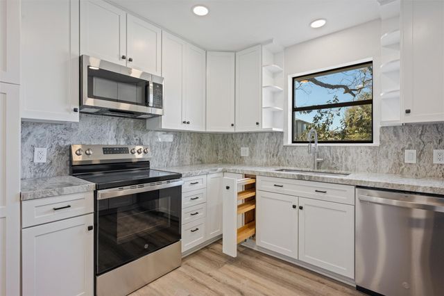 284 Mossy Meadow Drive, West Columbia, TX 77486