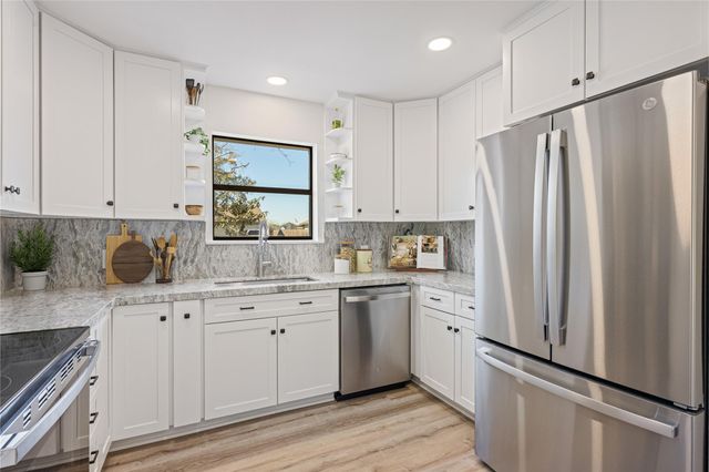 284 Mossy Meadow Drive, West Columbia, TX 77486