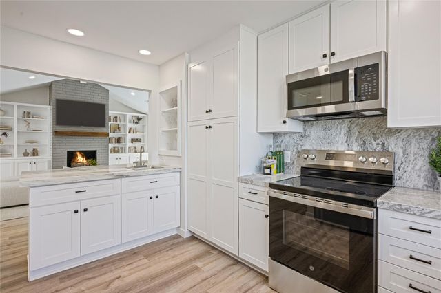 284 Mossy Meadow Drive, West Columbia, TX 77486