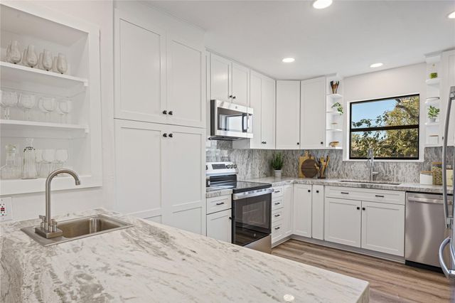 284 Mossy Meadow Drive, West Columbia, TX 77486