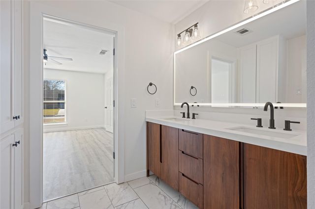 284 Mossy Meadow Drive, West Columbia, TX 77486