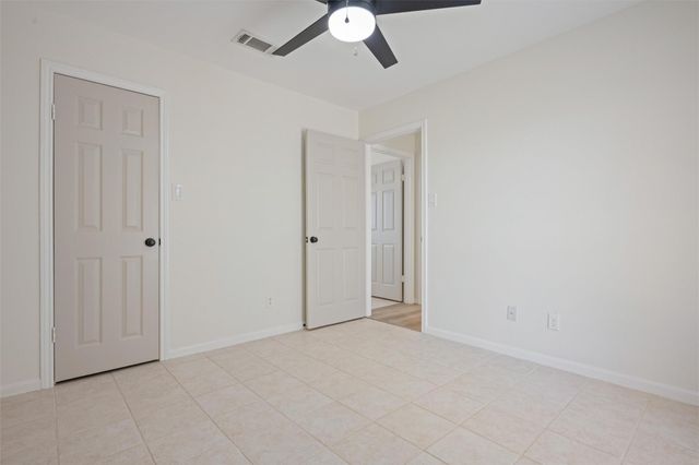 284 Mossy Meadow Drive, West Columbia, TX 77486