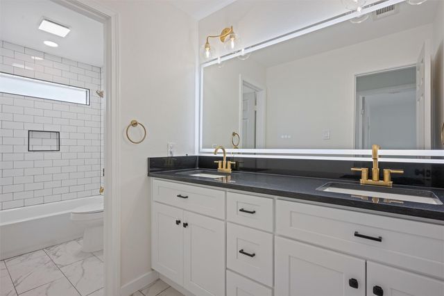 284 Mossy Meadow Drive, West Columbia, TX 77486