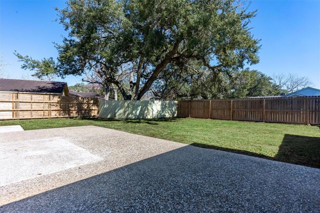 284 Mossy Meadow Drive, West Columbia, TX 77486