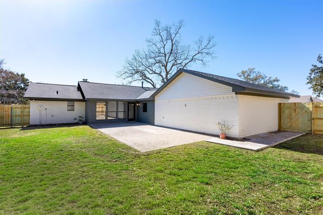 284 Mossy Meadow Drive, West Columbia, TX 77486
