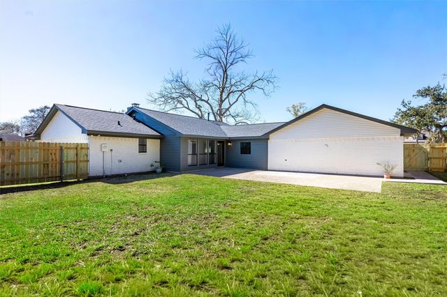 284 Mossy Meadow Drive, West Columbia, TX 77486