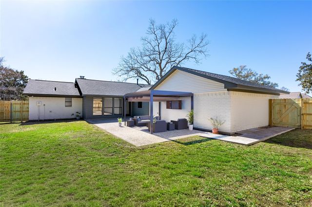 284 Mossy Meadow Drive, West Columbia, TX 77486