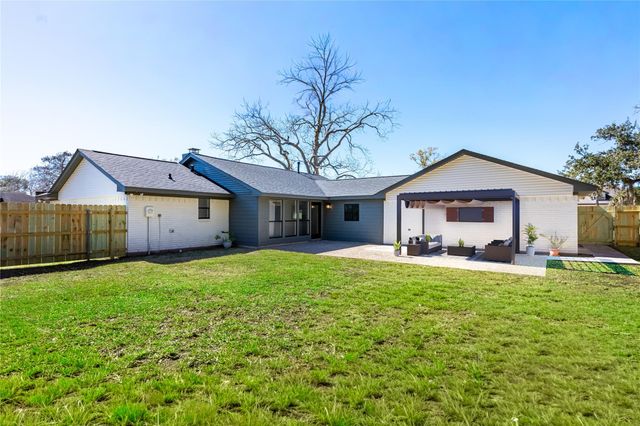 284 Mossy Meadow Drive, West Columbia, TX 77486