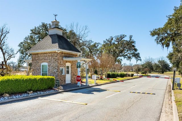 284 Mossy Meadow Drive, West Columbia, TX 77486