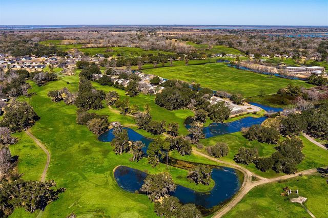 284 Mossy Meadow Drive, West Columbia, TX 77486