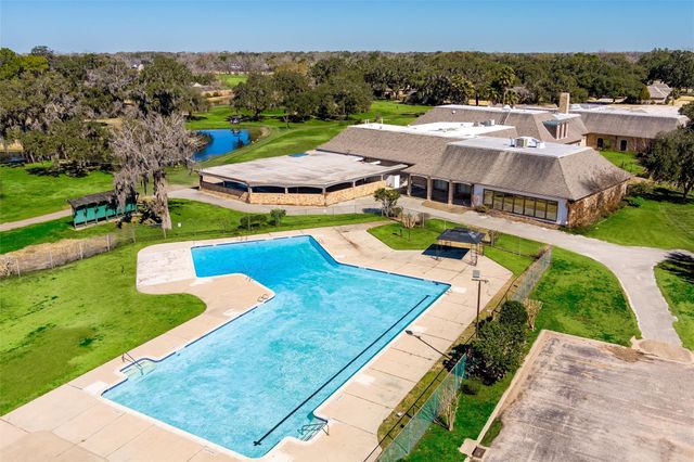 284 Mossy Meadow Drive, West Columbia, TX 77486