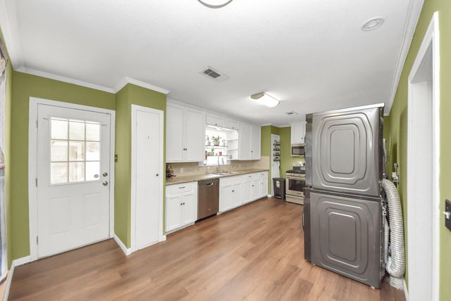 201 S Roosevelt Avenue, Cleveland, TX 77327
