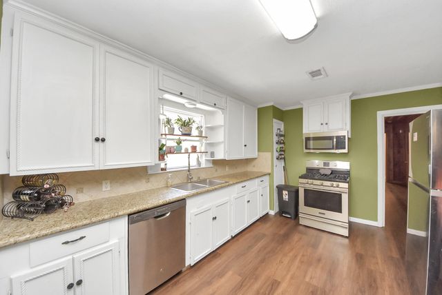 201 S Roosevelt Avenue, Cleveland, TX 77327