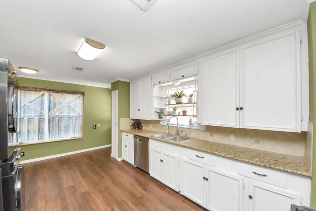 201 S Roosevelt Avenue, Cleveland, TX 77327