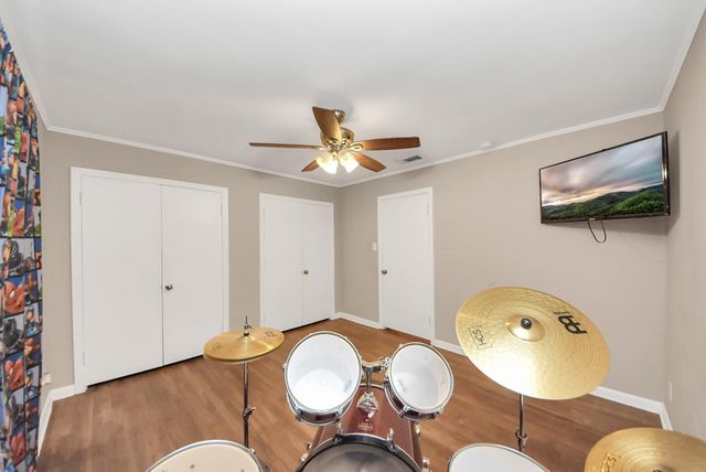 201 S Roosevelt Avenue, Cleveland, TX 77327
