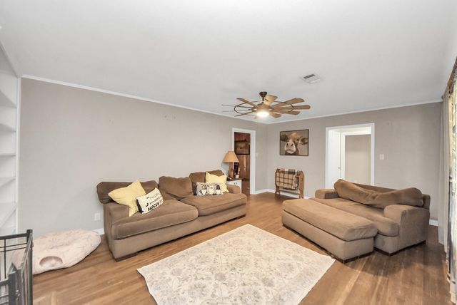 201 S Roosevelt Avenue, Cleveland, TX 77327