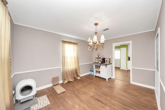 201 S Roosevelt Avenue, Cleveland, TX 77327