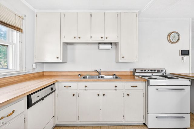 1028 Queen Ann Street, Burlington, NC 27217