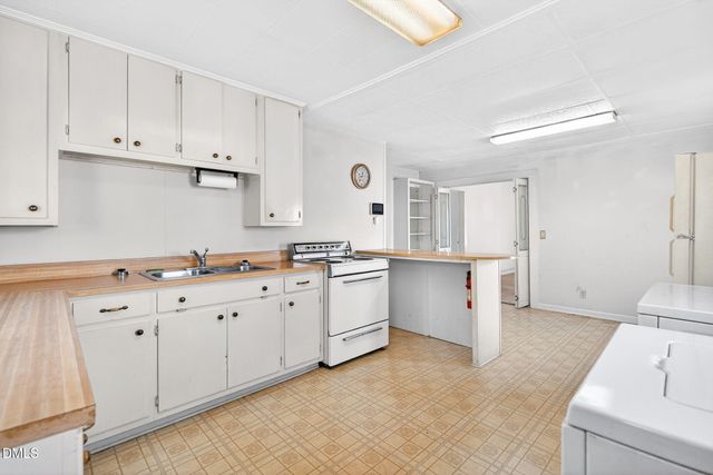 1028 Queen Ann Street, Burlington, NC 27217