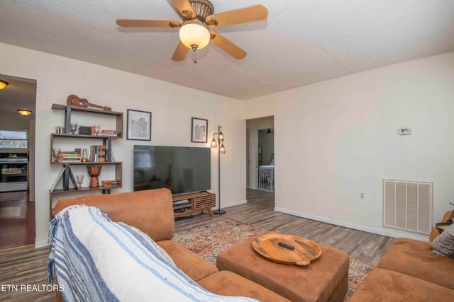 1810 Old Niles Ferry Rd, Maryville, TN 37803