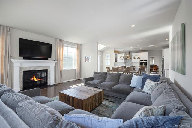 2 E Van Buren Way, Hopewell Junction, NY 12533