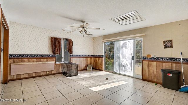 130 LAKEVIEW Way, Interlachen, FL 32148