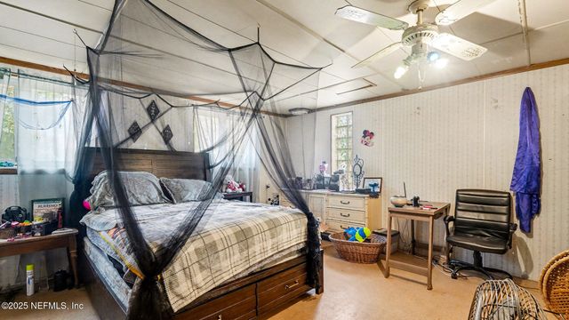 130 LAKEVIEW Way, Interlachen, FL 32148