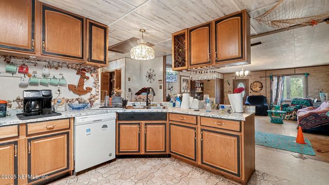 130 LAKEVIEW Way, Interlachen, FL 32148