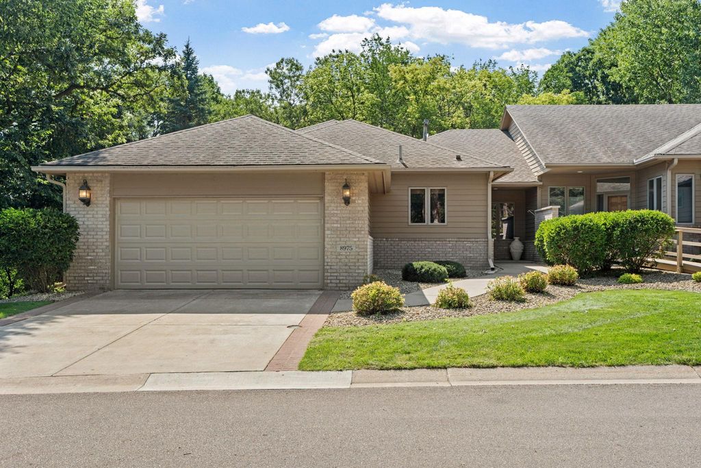 8975 Hunters Way, Apple Valley, MN 55124 — exterior