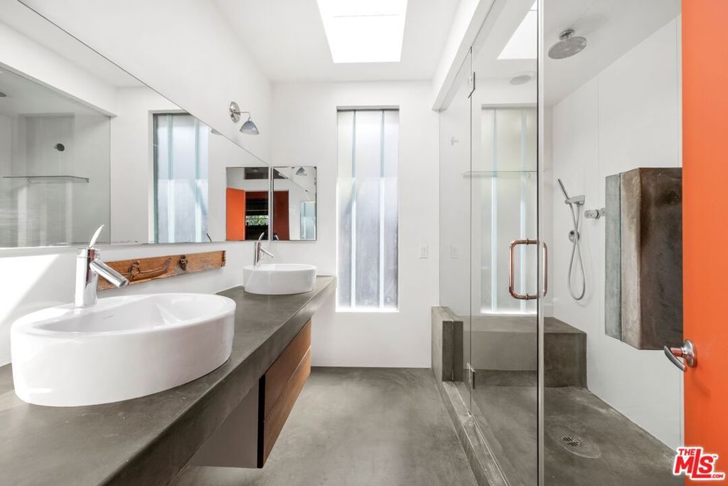 Image 12 of property listing at 712 Copeland Court, Santa Monica, CA 90405