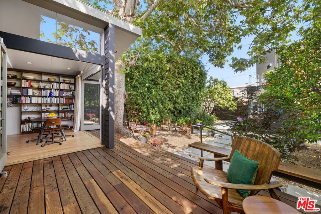 Image 14 of property listing at 712 Copeland Court, Santa Monica, CA 90405