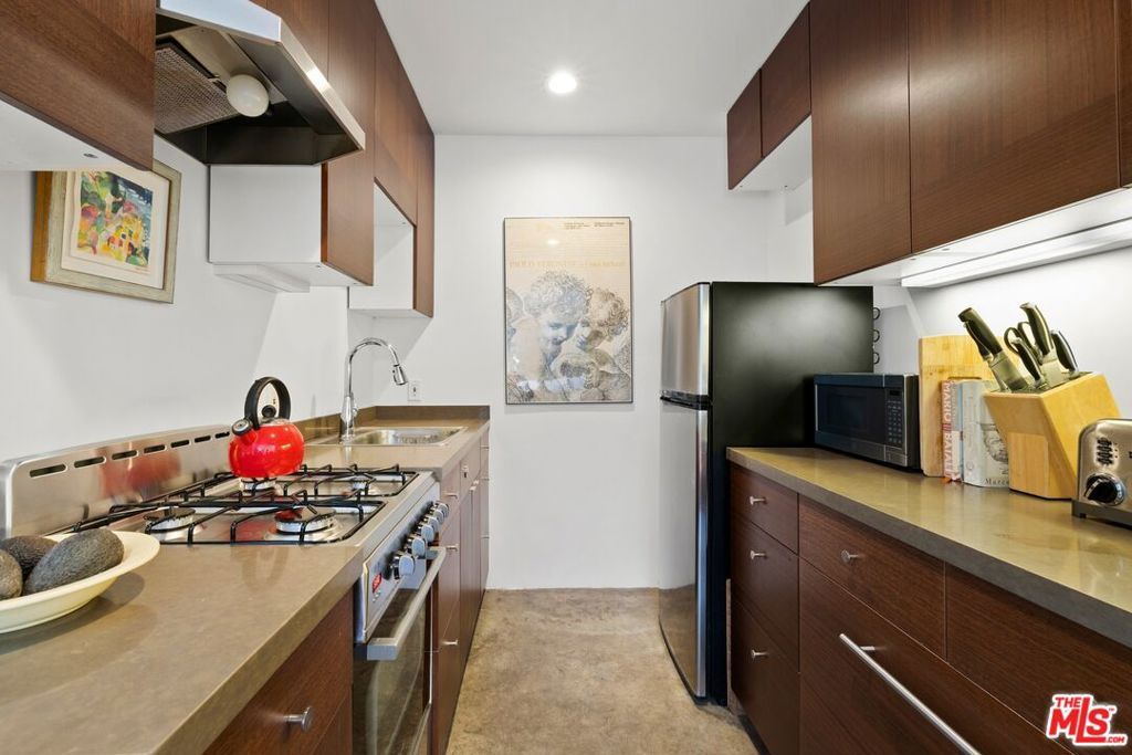 Image 19 of property listing at 712 Copeland Court, Santa Monica, CA 90405