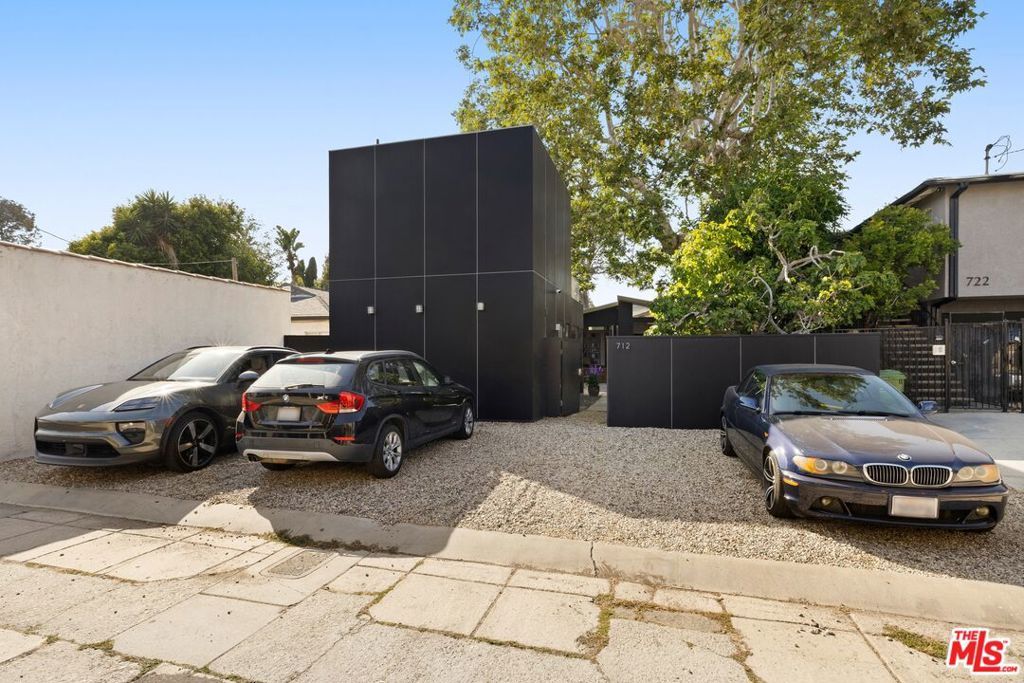Image 26 of property listing at 712 Copeland Court, Santa Monica, CA 90405