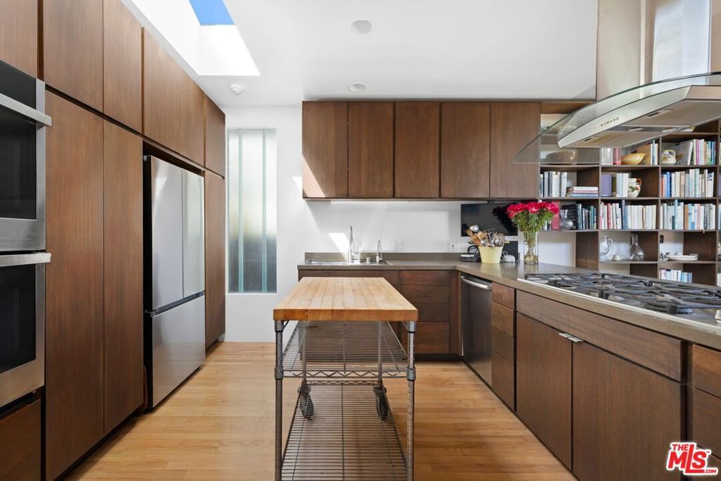 Image 7 of property listing at 712 Copeland Court, Santa Monica, CA 90405
