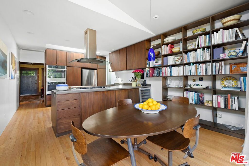 Image 8 of property listing at 712 Copeland Court, Santa Monica, CA 90405