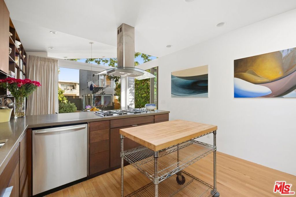 Image 9 of property listing at 712 Copeland Court, Santa Monica, CA 90405