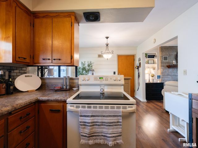 2206 GLENDALE Avenue, Pekin, IL 61554