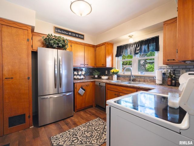 2206 GLENDALE Avenue, Pekin, IL 61554