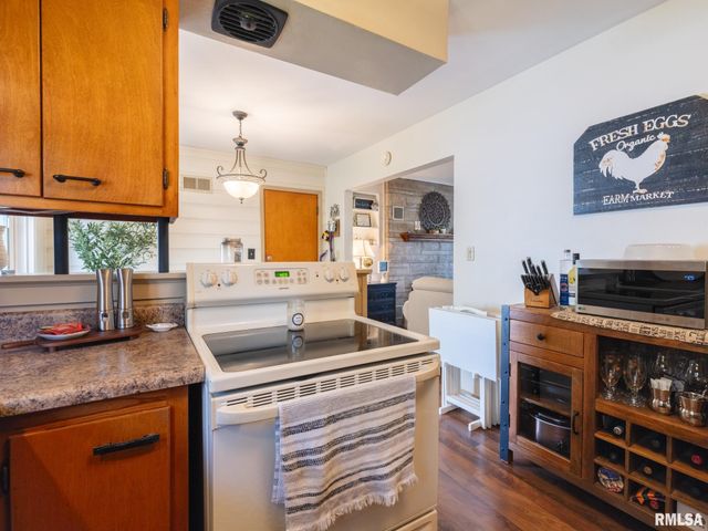 2206 GLENDALE Avenue, Pekin, IL 61554