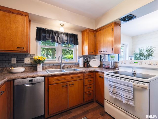 2206 GLENDALE Avenue, Pekin, IL 61554