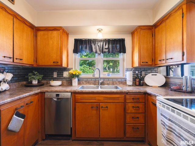 2206 GLENDALE Avenue, Pekin, IL 61554