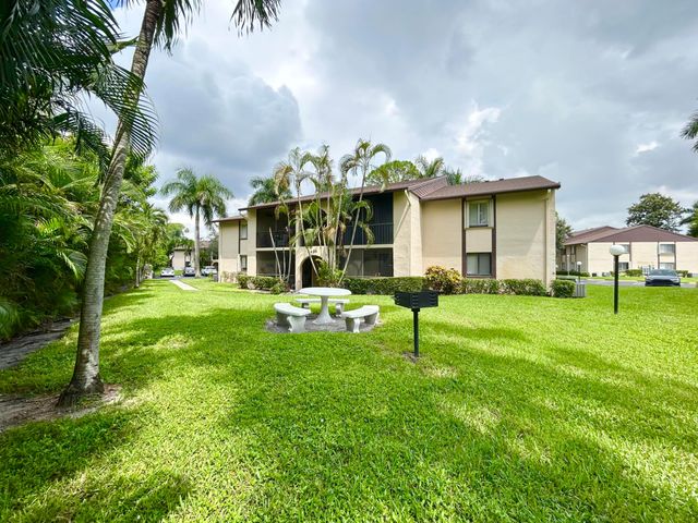 435 Pine Glen Lane B-2, Greenacres, FL 33463