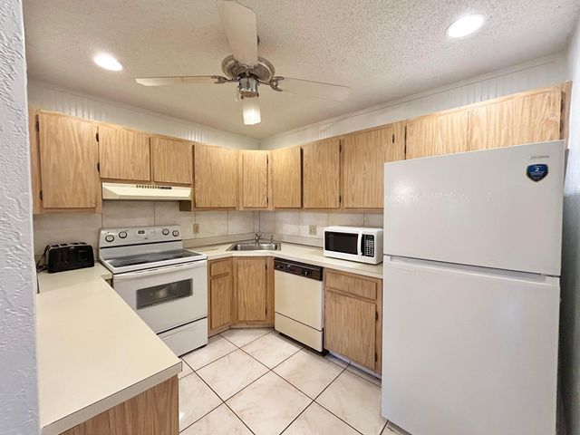 435 Pine Glen Lane B-2, Greenacres, FL 33463