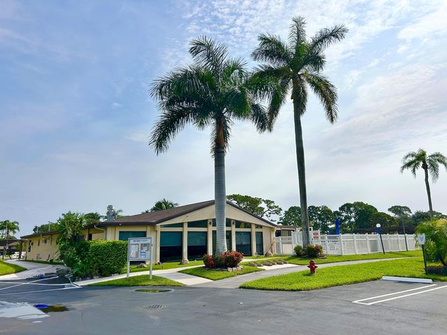 435 Pine Glen Lane B-2, Greenacres, FL 33463