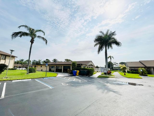 435 Pine Glen Lane B-2, Greenacres, FL 33463